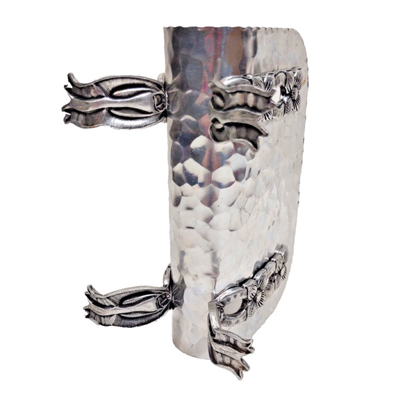 Vintage Hammered Aluminum Napkin Holder 1950’s Footed Scalloped & Flowers MCM - Picture 6 of 7